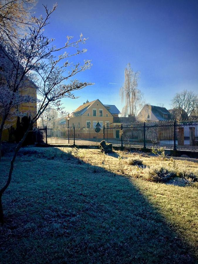 "Ferienwohnung Am Schloss" - Ferienwohnung Mit Blick Auf Das Barbyer Schloss, 5 Gehminuten Bis Zur Elbe Bagian luar foto